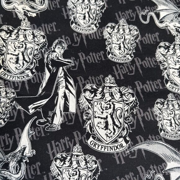 Harry Potter Cotton Fabric 52x41” Black & White Gryffindor House Crest - Picture 3 of 5